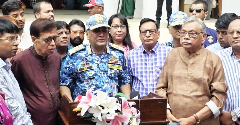 প্রেস ব্রিফিংয়ে কোস্টগার্ড মহাপরিচালক